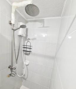 un bagno bianco con doccia e soffione di Cebu One Oasis Fully Furnished Studio with balcony a Carreta