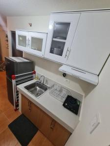 Kuchyň nebo kuchyňský kout v ubytování Cebu One Oasis Fully Furnished Studio with balcony