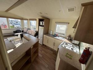 una cocina y sala de estar de una casa pequeña en Lovely 2-Bed Lodge in St Osyth, en Clacton-on-Sea