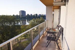 - un balcon avec une table et des chaises dans l'établissement Apartament Carolina, à Rzeszów