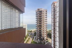 vistas al océano desde el balcón de un edificio en Flat Ocean View II, en Río de Janeiro