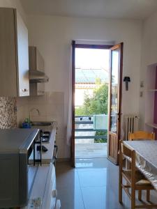 a kitchen with a door open to a patio at B&B Figura Apartments in Borgo San Lorenzo