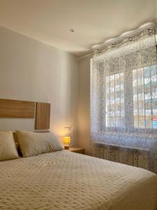um quarto com uma cama grande e uma janela em Edulis 2 em Arenas de San Pedro