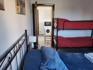 ボルゴ・サン・ロレンツォにあるB&B Figura Apartmentsのベッドルーム1室(二段ベッド2台付)が備わります。