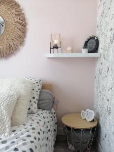 サン・ジョルジュ・ド・ディドンヌにあるKaiolaのベッドと木製のテーブルのある寝室