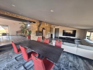 TV a/nebo společenská místnost v ubytování Chez Véro chambres d'hôtes & Maison en pierre contemporaine