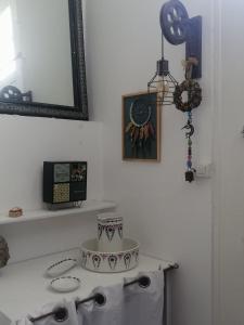 サン・ジョルジュ・ド・ディドンヌにあるKaiolaのバスルーム(カウンターにトイレットペーパー2本付)