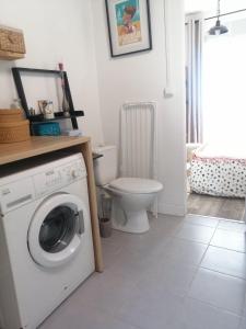サン・ジョルジュ・ド・ディドンヌにあるKaiolaのバスルーム(洗濯機、トイレ付) +11枚の写真