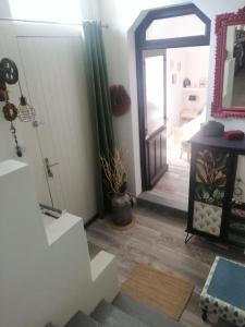 salon z drzwiami i lustrem w obiekcie Kaiola w mieście Saint-Georges-de-Didonne