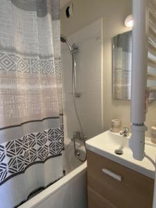 a bathroom with a shower and a sink and a tub at Escapade à Pornichet/Wi-fi/Parking/Bord de Mer in Pornichet +15 photos