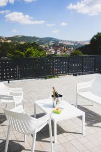 einen weißen Tisch und Stühle auf einer Terrasse in der Unterkunft BLU OCEANO (Casa Vacanza) in Guardialfiera