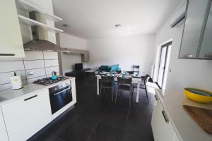 a kitchen and dining room with a table and chairs at BLU OCEANO (Casa Vacanza) in Guardialfiera