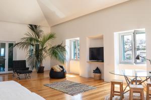 a living room with a table and a plant at Casa Mar Adentro in Câmara de Lobos