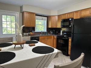 Hidden Oasis, Duplex A. Close to almost everything的厨房或小厨房