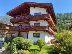 dom z pudełkami kwiatów na boku w obiekcie Pension Schwemberger ohne Frühstück w Mayrhofen