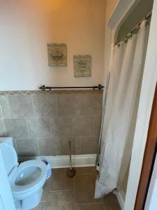 uma casa de banho com um WC e um chuveiro em THE RED STAR ROOM B em Cataratas do Niágara