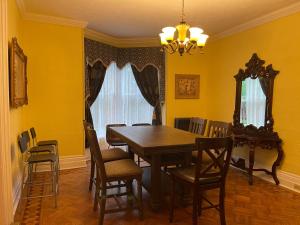- une salle à manger avec une table et des chaises en bois dans l'établissement THE RED STAR ROOM B, à Niagara Falls