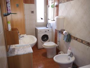 A bathroom at Checchi House