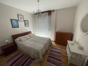 1 dormitorio con cama, mesa y espejo en PISO MANCE en Allariz