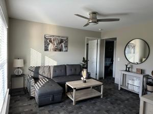 LincolnHidden Oasis, Duplex A. Close to almost everything的带沙发和桌子的客厅