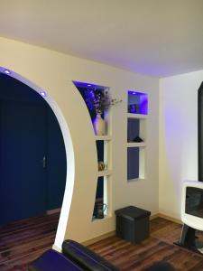 - un salon avec un canapé et un vase sur le mur dans l'établissement Petite maison avec jardin privé, au Malzieu-Ville