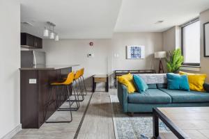 Χώρος καθιστικού στο 2BR Executive Downtown Apartment by ENVITAE