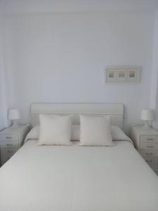 Ένα ή περισσότερα κρεβάτια σε δωμάτιο στο Alegrías de Cádiz by Gades Gestión