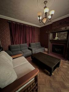THE RED STAR ROOM D في شلالات نياجارا: غرفة معيشة مع أريكة وطاولة قهوة