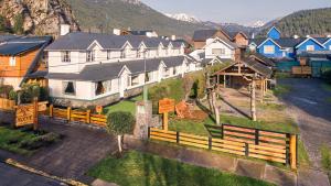 an aerial view of a large house with a fence at Sol y Nieve in San Martín de los Andes