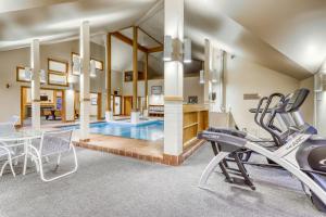 sala de fitness con piscina y gimnasio en Trail Creek 62, en Killington