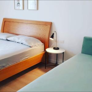 a bedroom with a bed and a lamp on a table at Modern 1BR Apartment San Pietro Resort in Mullini i Danit