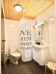 une salle de bains avec toilettes et lavabo dans l'établissement Nordic Quality Apartments- Feel the North, à Rovaniemi
