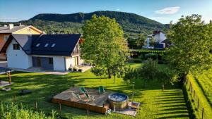 z góry widok na podwórze z domem w obiekcie Rezydencja pod Cergową Wellness & SPA w mieście Dukla