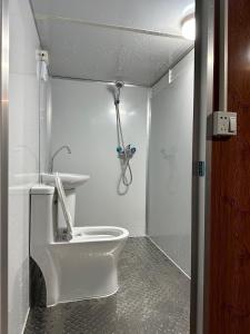 W łazience znajduje się biała toaleta i prysznic. w obiekcie Yong Le Homestay w mieście Jincheng