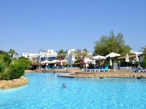 una persona en una piscina en un complejo en Apartments For Rent in Delta Sharm Resort en Sharm El Sheikh