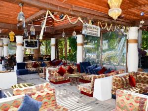 un gran vestíbulo con sofás, mesas y lámparas de araña en Apartments for rent in Delta Sharm Resort, en Sharm El Sheikh