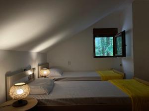 Ліжко або ліжка в номері Vikendica Silenzio