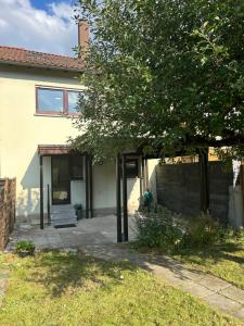 una casa con un árbol delante de ella en Ferienhaus in Amstetten, 