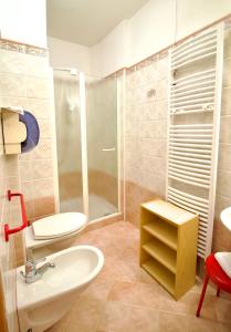 W łazience znajduje się toaleta, umywalka i prysznic. w obiekcie Al Piccolo Hotel w mieście Vigo di Fassa
