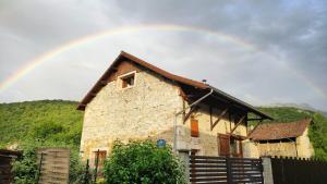 einen Regenbogen am Himmel über einem Gebäude in der Unterkunft Le p'tit Charrat 