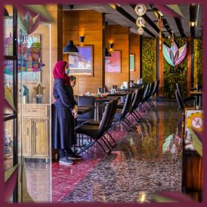 فندق جرين ليف في جدة: شخصان يقفان في مطعم