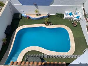 einen Blick über den Pool auf dem Dach in der Unterkunft Apartamento in Sanlúcar de Barrameda
