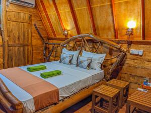 เตียงในห้องที่ Wooden Cabana Sigiriya