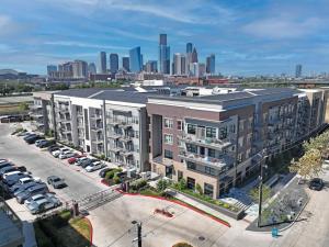 una vista sul tetto di un edificio con parcheggio di Comfortable Getaway Downtown Htx a Houston