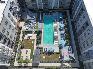 vista sul soffitto di una piscina in un edificio di Comfortable Getaway Downtown Htx a Houston