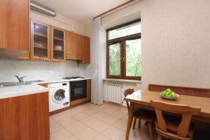 uma cozinha com uma mesa e uma máquina de lavar roupa em AM Apartments 5 em Yerevan