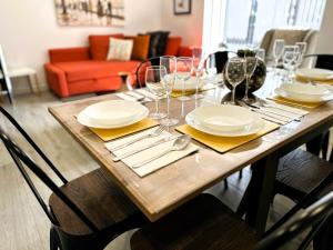 una mesa de comedor con platos y copas de vino en Paradigm Court, Modern 2-Bedroom Apartment F2, Oxford, en Oxford