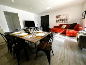 comedor con mesa y sofá rojo en Paradigm Court, Modern 2-Bedroom Apartment F2, Oxford, en Oxford