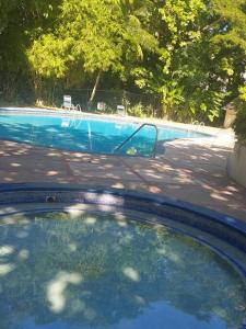 una piscina vacía con una piscina azul en MB's Chillspot en Saint Annʼs Bay