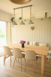 comedor con mesa de madera y sillas en Ocean Breeze en Cork